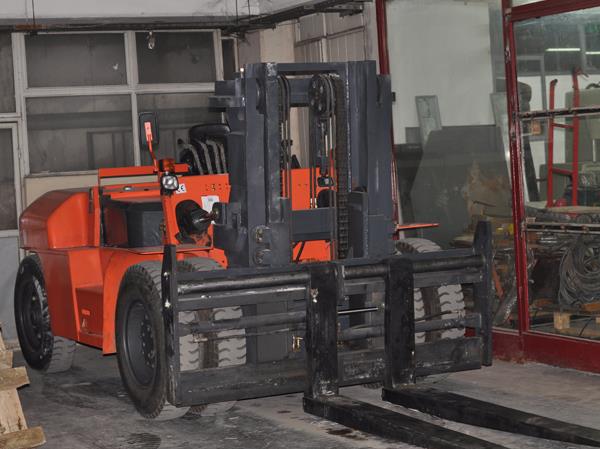 10 Tonluk alçak kuleli kabinsiz kiralık forklift.