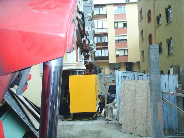 5 tonluk vinç ile aksa jenaratör indirilmesi.