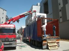 Contey&#305;r la gelen 18 ton kesim makinas&#305;n&#305;n indirilmesi.