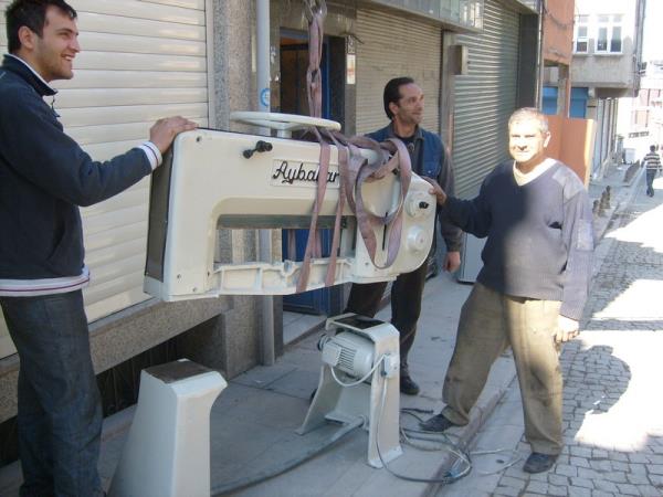 Merdivenlerden sığmayan aybakar giyotin sökülüp taşınamsı.