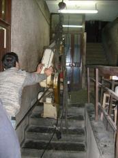 Ca&#287;o&#287;lunda bodrum kattan makina &#231;&#305;kar&#305;lmas&#305;.