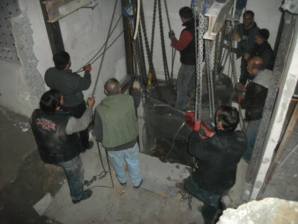 Emar İndirilken Caraskalla Ekip Dikkatli Bir Şekilde Çalışma İçinde