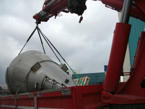 Mikserin vinç e yüklenmesi.