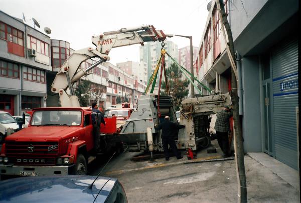 Emektar AS 900 Lütfü kurtaran ın makinası taşıyor.