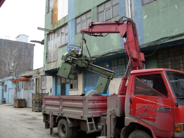 5 tonluk vinç ile torna taşıma.