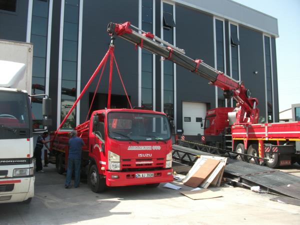 35 tonluk vinç ile 5 tonluk vinç i bina içine sokulması.