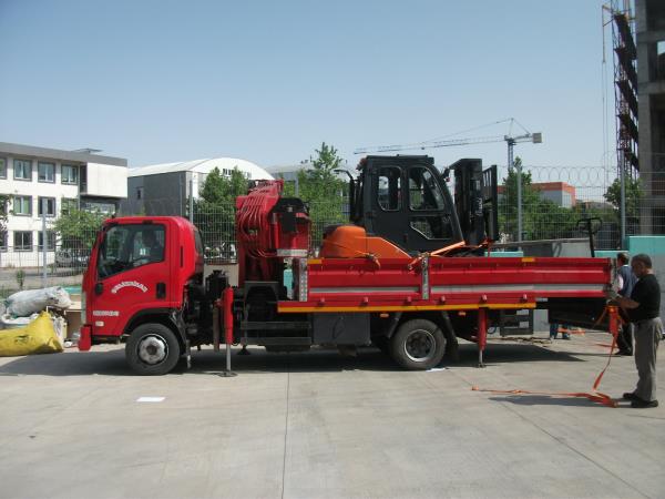 3 tonluk forkliftin vinç ile taşınması.