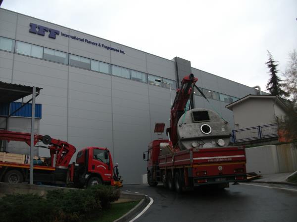 Vinçli kamyonla mikserin taşınması.