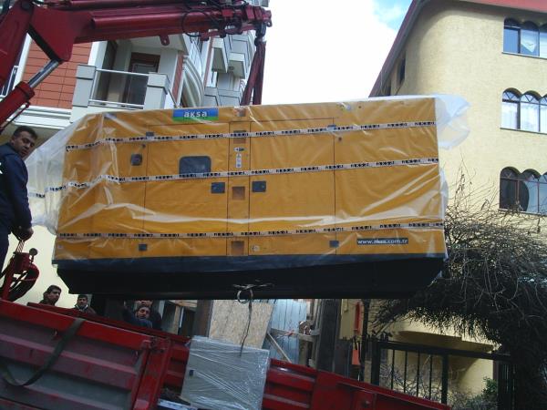 AKSA jeneratör vinç ile indirilmesi.