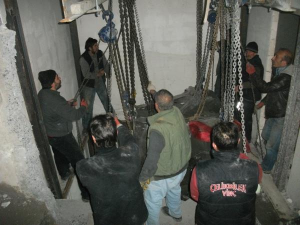 Emar ın indirilmesi için ekip caraskalların başında.